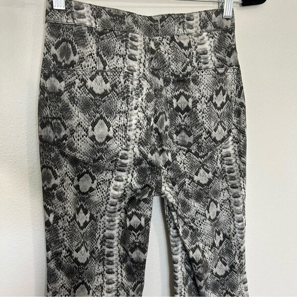 We The Free Snake Skin Print Flare Jeans Gray Size 26 - Picture 9 of 10